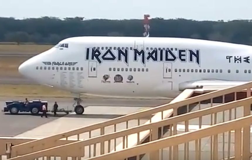 Avionul trupei Iron Maiden, avariat grav în Chile; două persoane au fost spitalizate