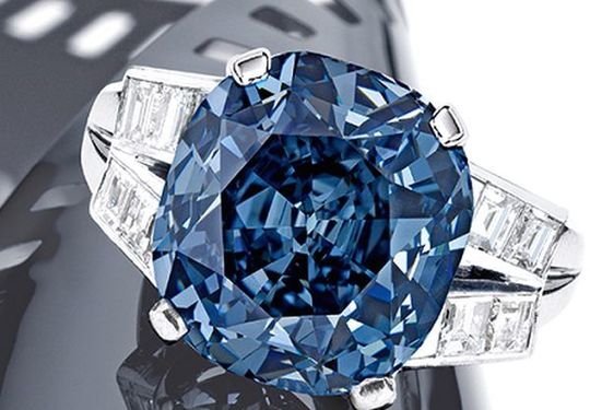 Un inel cu diamant albastru, care i-a aparţinut lui Shirley Temple, va fi scos la licitaţie (FOTO: Sotheby's)