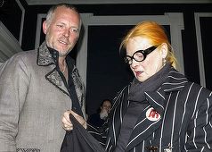 Fiul fostului manager Malcolm McLaren de la Sex Pistols vrea să ardă o colecţie de obiecte punk de 7 milioane de dolari 