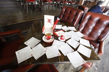 Buzău: Clienţii unei cafenele au ”plătit” cu versuri de Ziua Internaţională a Poeziei; mulţi au scris despre Legea antifumat