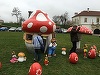 Figurine reprezentând iepuri, ouă roşii şi căsuţe în formă de ciuperci, în Cetatea din Alba Iulia, înainte de Paştele catolic