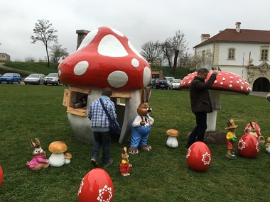 Figurine reprezentând iepuri, ouă roşii şi căsuţe în formă de ciuperci, în Cetatea din Alba Iulia, înainte de Paştele catolic