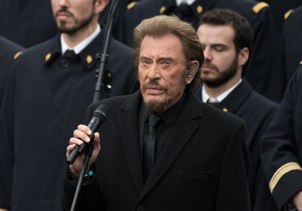 Johnny Hallyday a cântat în faţa a 20.000 de spectatori din Bruxelles, în memoria victimelor atentatelor din Belgia. VIDEO