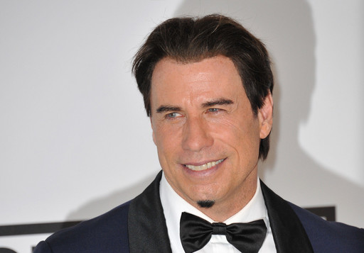 John Travolta se relaxează ascultând posturi de radio în limba spaniolă