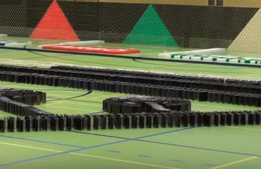 Record Guinness: 22 de pasionaţi ai jocului de domino au stabilit trei recorduri mondiale, într-un singur eveniment. VIDEO