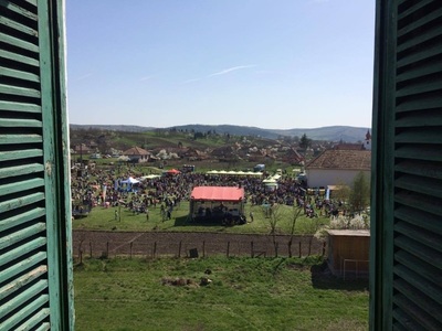 Sute de oameni, la ediţia specială Jazz in the Park de la Bogata, comună devenită celebră în urma unei erori a lui Snoop Dogg. GALERIE FOTO