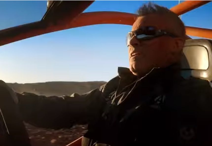 Matt LeBlanc, pe punctul de a accidenta un cameraman, într-o pauză de filmare a emisiunii ”Top Gear”