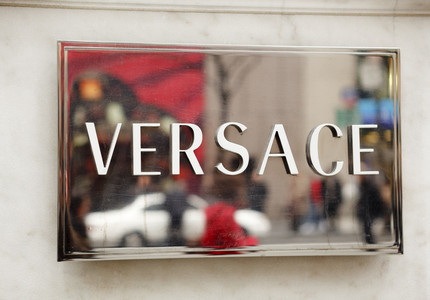 Casa de modă Versace anunţă demisia designerului său principal, Anthony Vaccarello