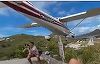 INEDIT: Un fotograf a fost la un pas de a fi lovit de un avion care ateriza pe insula St. Barts. VIDEO