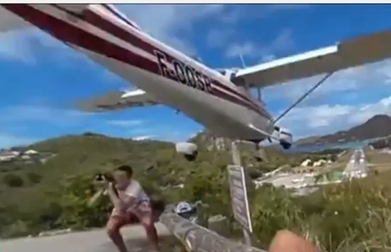 INEDIT: Un fotograf a fost la un pas de a fi lovit de un avion care ateriza pe insula St. Barts. VIDEO