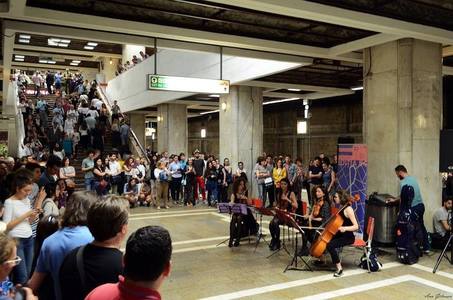 Soprane şi tenori, violonişti şi dansatori de tango au ocupat peroanele de la metrou în cadrul Festivalului de Muzică Clasică la Metrou #4