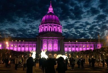 Prince, omagiat în SUA - Lumini purpurii proiectate pe Madison Square Garden, show-uri pe Broadway şi petreceri stradale în Brooklyn. FOTO, VIDEO