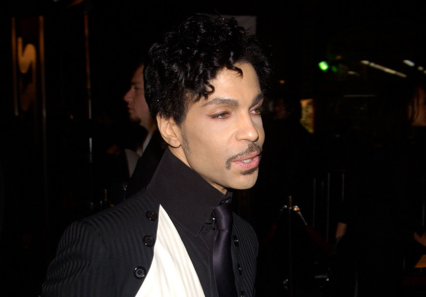 Ultimele zile din viaţa lui Prince: Îngrijorări în privinţa sănătăţii, show-uri de excepţie şi un pian violet. IMAGINI video de la ultimul concert al artistului