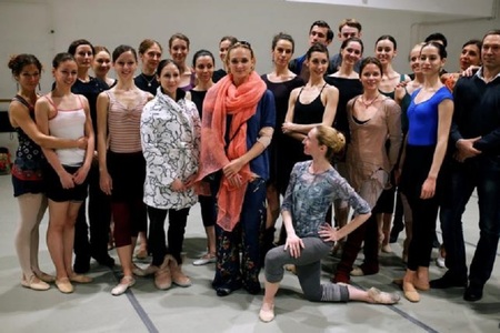 Balerina Irina Kolesnikova a vizitat o tabără de refugiaţi, pentru a pregăti o nouă versiune a spectacolului ”Carmen”