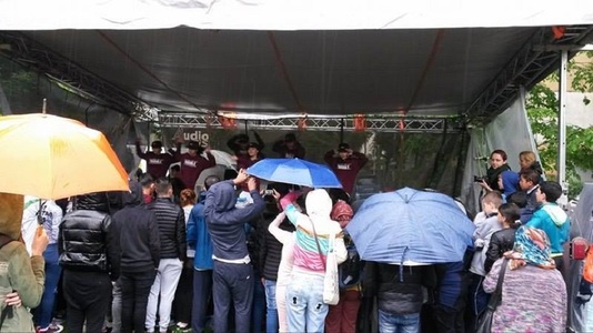 REPORTAJ - Copiii din Ferentari au dansat în ploaie, ”în ritm de schimbare”, pe acorduri africane