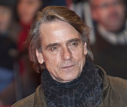 Jeremy Irons a rostit un cuvânt injurios într-o emisiune radio; show-ul, în vizorul Ofcom