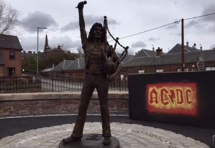 O statuie a lui Bon Scott a fost inaugurată în oraşul natal din Scoţia