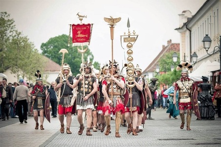Festivalul Roman Apulum cu lupte între daci şi romani, târg de sclavi şi ateliere antice deschide sezonul turistic la Alba Iulia