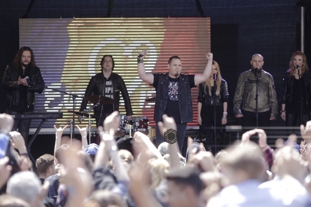 Ovidiu Anton îşi interpretează piesa pentru Eurovision în Centrul Vechi şi pleacă în marş simbolic către strada Stockholm; directorul EBU e invitat. FOTO