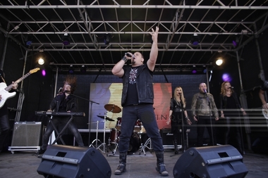 Ovidiu Anton, aplaudat de peste 100 de fani, care încă speră la participarea României la Eurovision: ”Nu se ştie niciodată”. FOTO