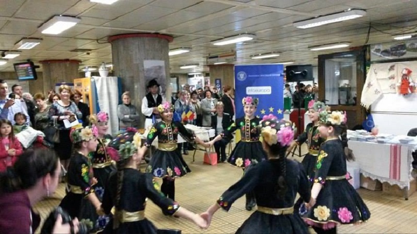 Ziua Europei, sărbătorită la metrou - Călătorii au asistat la recitaluri, prezentări de modă şi ”au vizitat” expoziţii