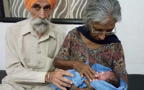 O femeie din India a devenit mamă pentru prima dată la vârsta de 70 de ani