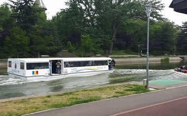 Timişoara: Primul vaporaş din cele comandate pentru transport public şi turistic a făcut proba la apă pe canalul Bega