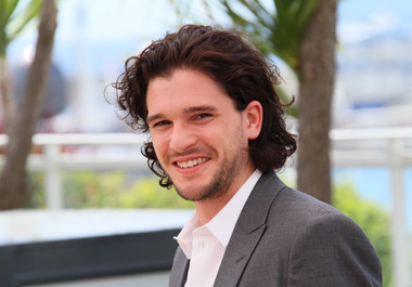 Actorul Kit Harington a dezvăluit soarta personajului Jon Snow din serialul ”Game of Thrones” unui poliţist rutier, pentru a evita o amendă