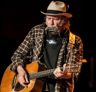 Neil Young a lansat un single ce are o durată de 28 de minute