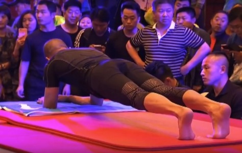Un poliţist chinez a stabilit un nou record mondial de planking - VIDEO