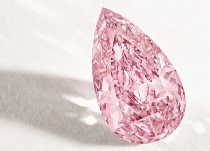 Un diamant roz în formă de pară, vândut la licitaţie cu preţul record de 31,5 milioane de dolari