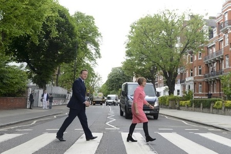 David Cameron, ridiculizat în mediul online, după ce a recreat imaginea de pe coperta albumului ”Abbey Road”