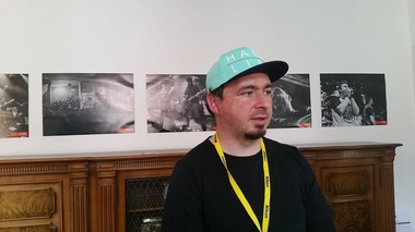 Expoziţie de fotografii făcute de Miluţă Flueraş în clubul Colectiv, în seara incendiului, deschisă la Cluj-Napoca