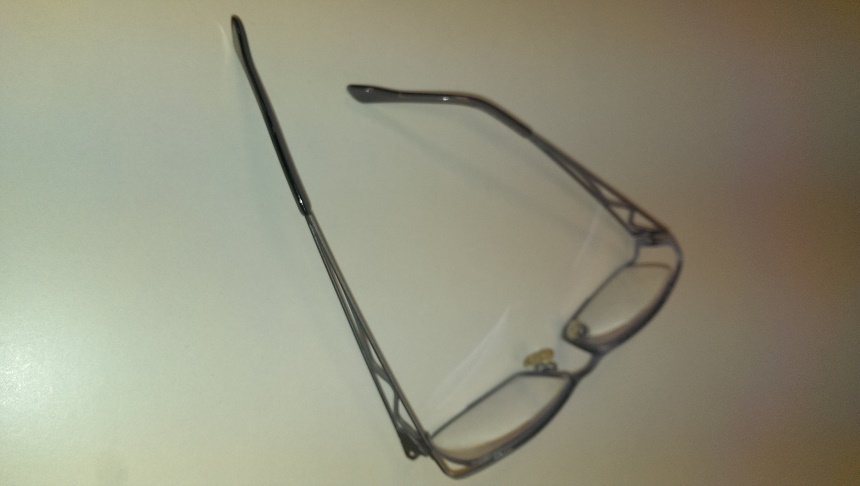Farsă la muzeu: Un tânăr şi-a lăsat ochelarii pe podea; vizitatorii au crezut că era o operă postmodernistă