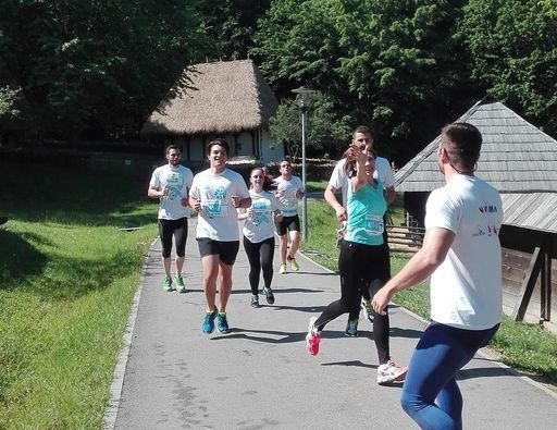 Carmen Iohannis aleargă la SemiMaratonul de la Sibiu alături de elevi de-ai săi, susţinută chiar de soţul său, venit pe bicicletă. FOTO