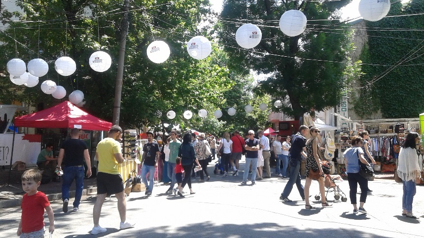 REPORTAJ - În mahalaua Mătăsari e festival pe stradă: femei cochete, podoabe şi găteli, bucate boiereşti şi îngheţată la butoi. FOTO, VIDEO
