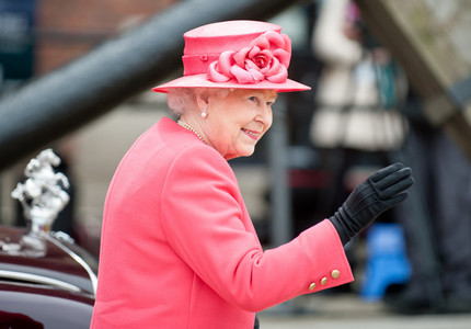 Regina Elizabeth a II-a a pozat pentru coperta revistei Vanity Fair - FOTO