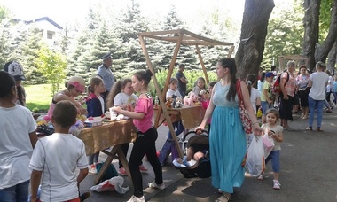 Vaslui: Peste 2.000 de elevi şi-au vândut jucării din casă în cadrul unui târg organizat în Parcul Copou de Ziua Copilului