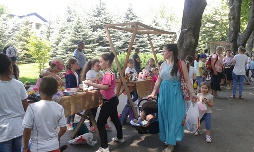 Vaslui: Peste 2.000 de elevi şi-au vândut jucării din casă în cadrul unui târg organizat în Parcul Copou de Ziua Copilului