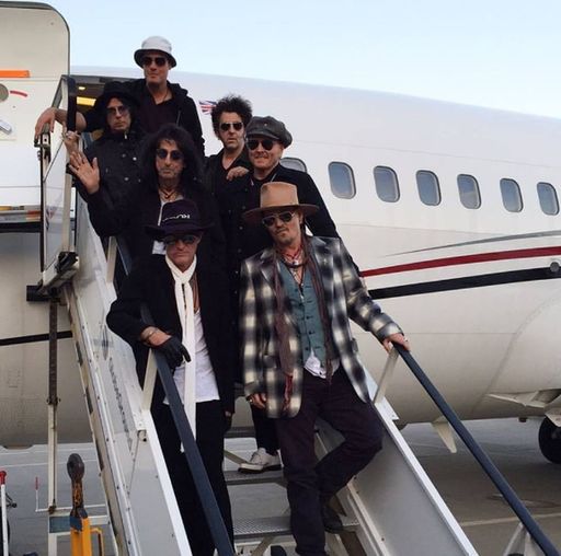 Formaţia The Hollywood Vampires a ajuns la Bucureşti. Johnny Depp a transmis un mesaj spectatorilor din România - VIDEO