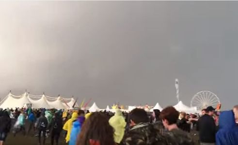 Zeci de persoane, lovite de fulger, la un festival rock din Germania. VIDEO