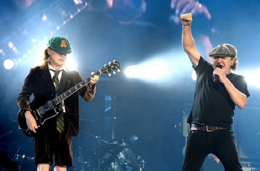 Brian Johnson, solistul trupei AC/DC, a testat o proteză auditivă şi speră să cânte din nou cu grupul australian
