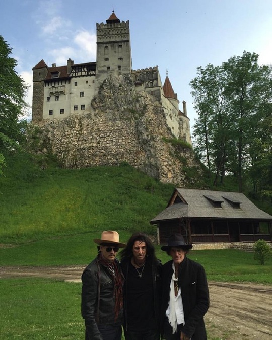Johnny Depp, Alice Cooper şi Joe Perry, la Castelul Bran (Foto: facebook.com)