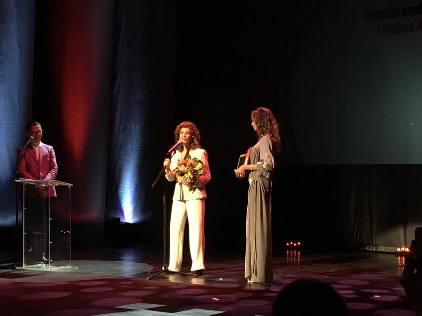 Sophia Loren a primit premiul pentru întreaga carieră la TIFF din partea Mădălinei Ghenea, care a comparat-o cu o zeiţă a Greciei
