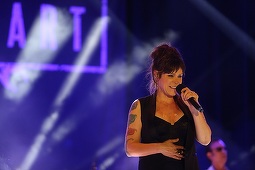 Beth Hart promite fanilor din România un concert ”uluitor”; cântăreaţa va înregistra un nou album cu Joe Bonamassa