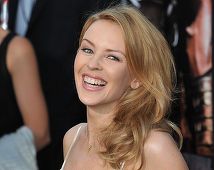 Kylie Minogue interpretează melodia tematică pentru filmul inspirat din serialul de comedie ”Absolutely Fabulous”