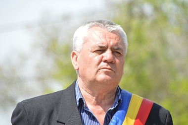 Un primar vasluian va difuza meciul România-Franţa pe un ecran uriaş, în faţa primăriei;  oamenii vor fi lăsaţi să bea bere, dar "fără să se îmbete"