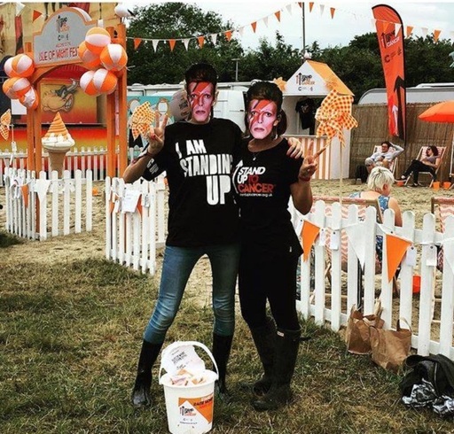 Artişti şi fani l-au omagiat pe David Bowie la festivalul Isle Of Wight