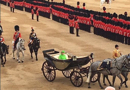 Aniversarea reginei Elizabeth a II-a - pălării spectaculoase, evitarea Brexitului şi 10.000 de invitaţi care au înfruntat ploaia cu stoicism şi umor britanic 