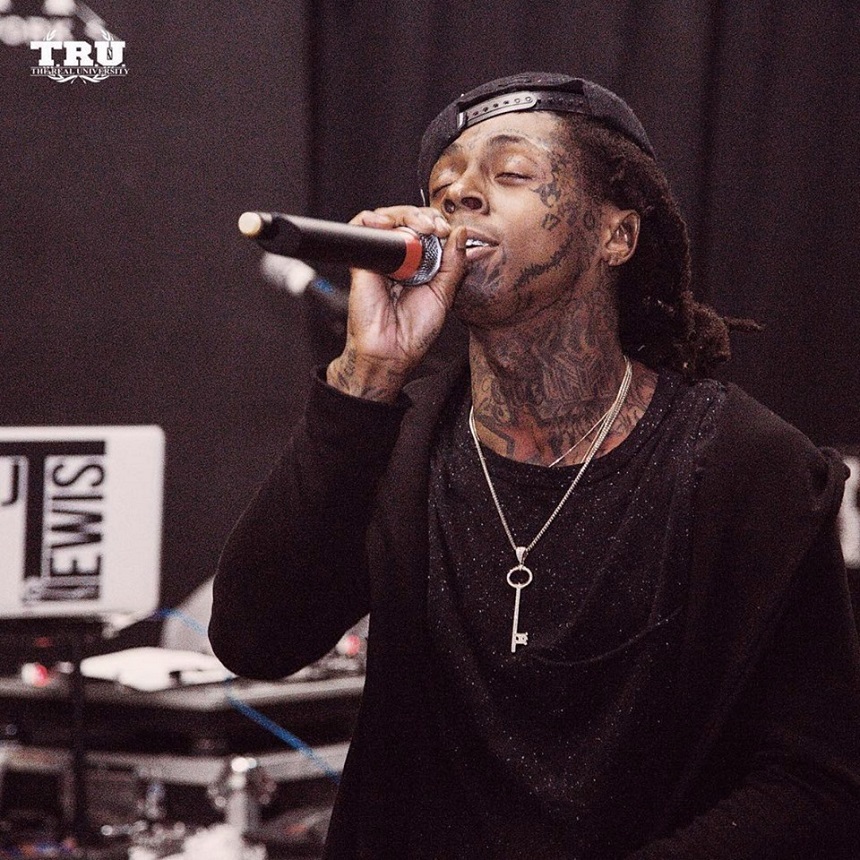 Rapperul Lil Wayne a suferit două crize epileptice; avionul starului american a aterizat de urgenţă în Omaha